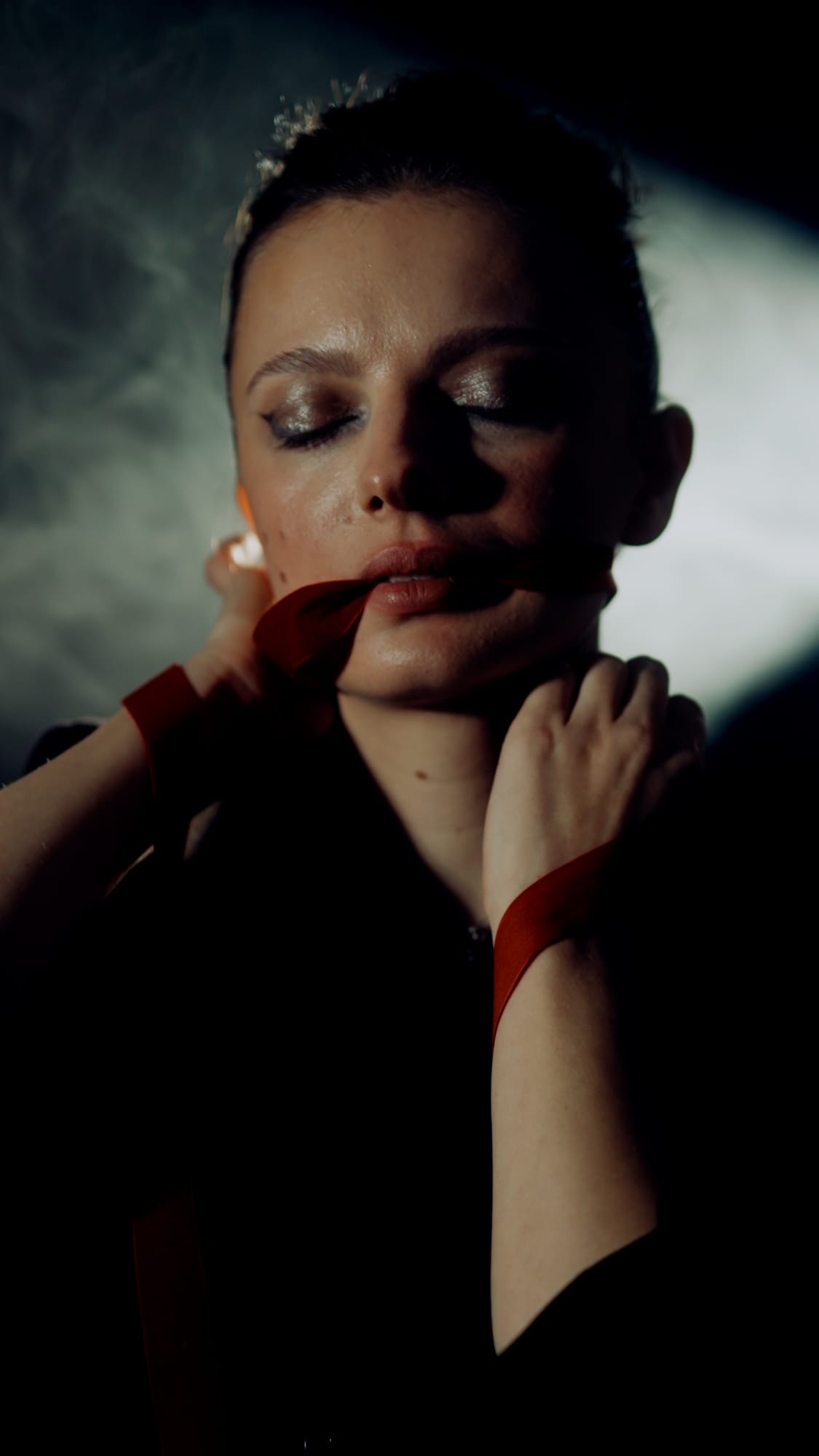 Portret aktorki z dłonią pod brodą i wstążką