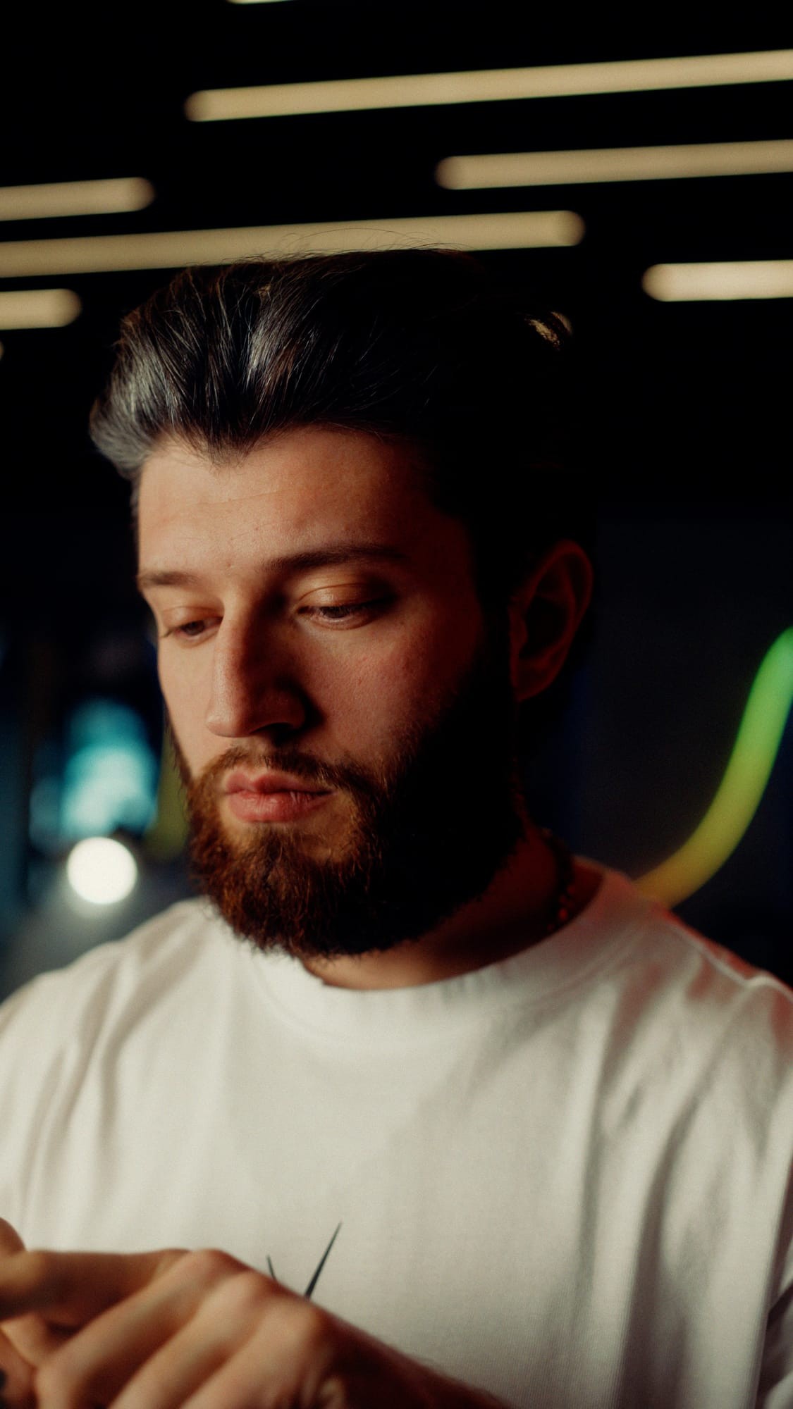 Portret barbera przy pracy