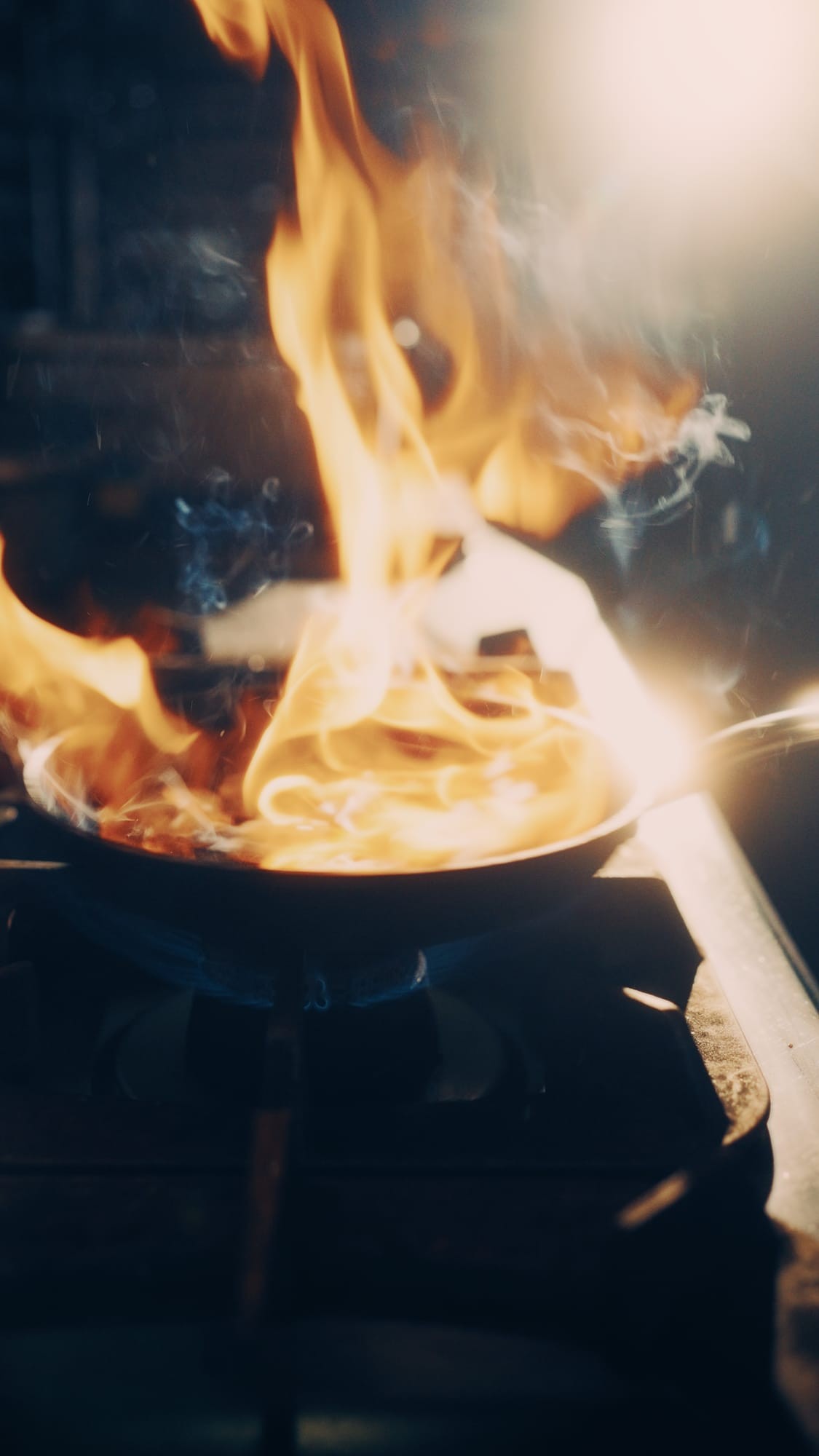 Flambirowanie potrawy na patelni
