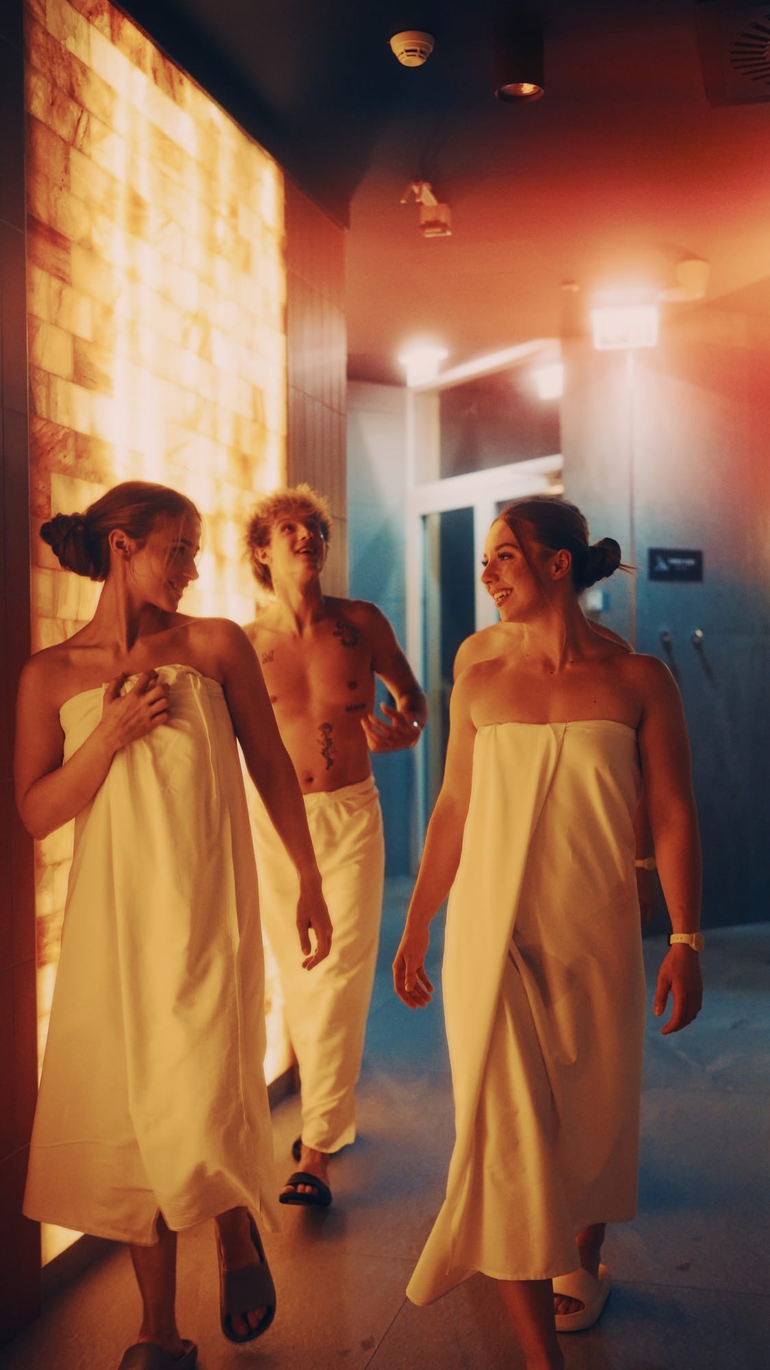 Goście w szlafrokach w strefie spa