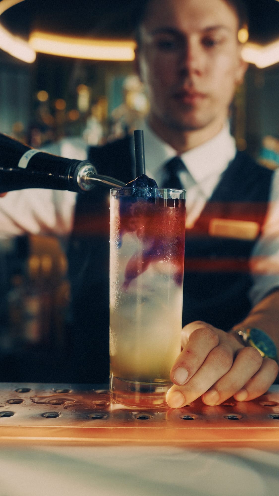 Barman przygotowuje drink