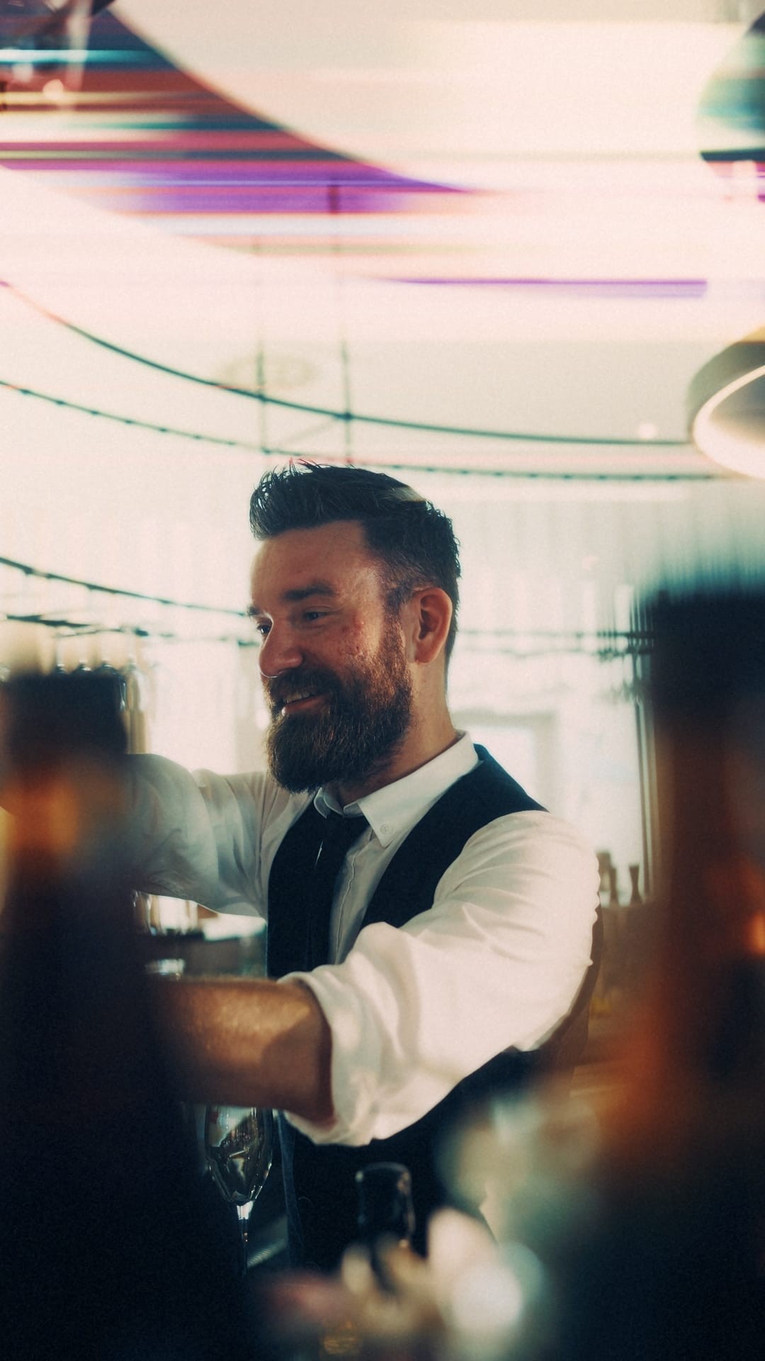Barman za barem hotelowym