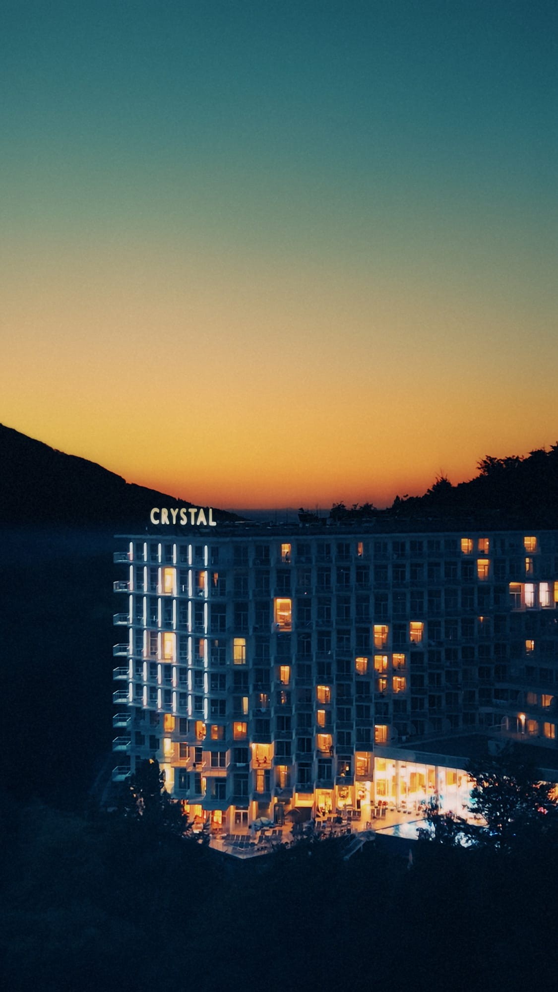 Taras hotelowy o zachodzie słońca