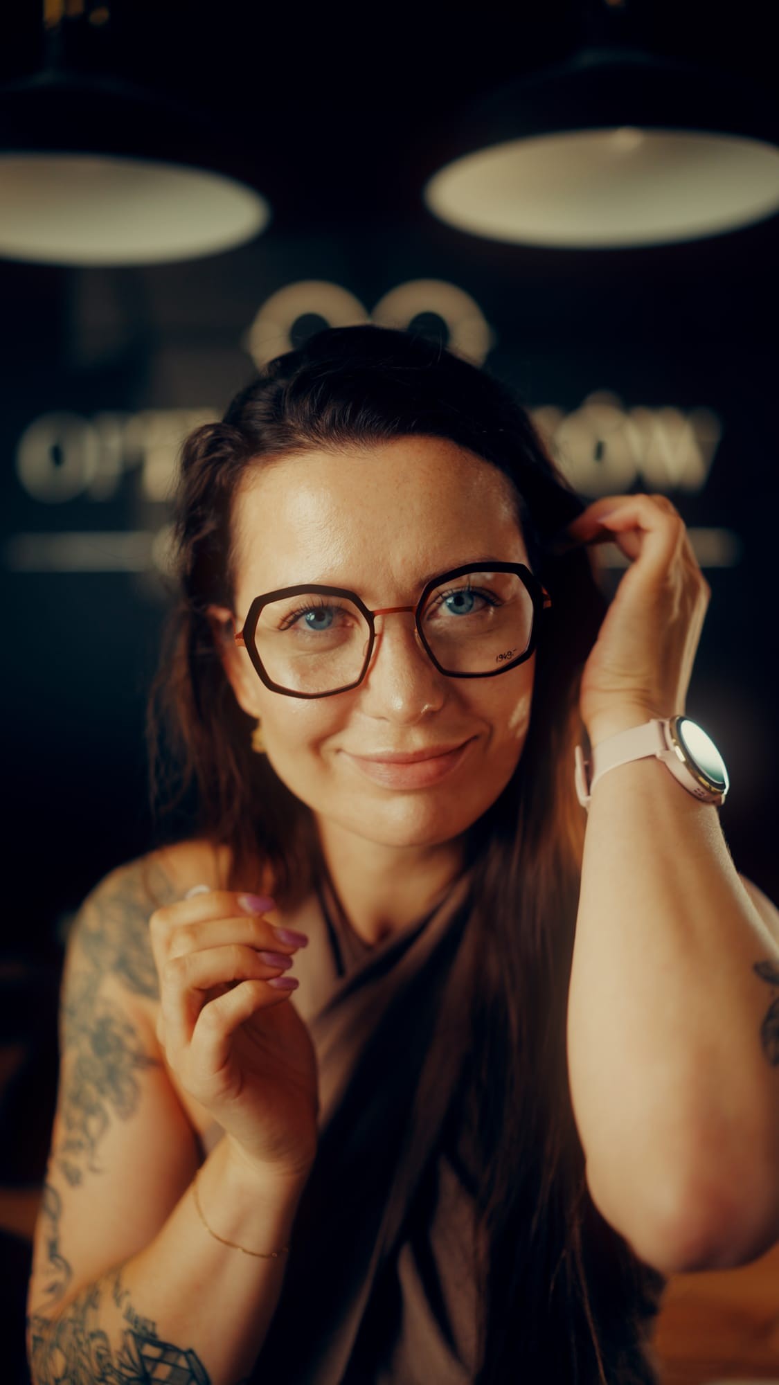 Klientka w ciemnych oprawkach