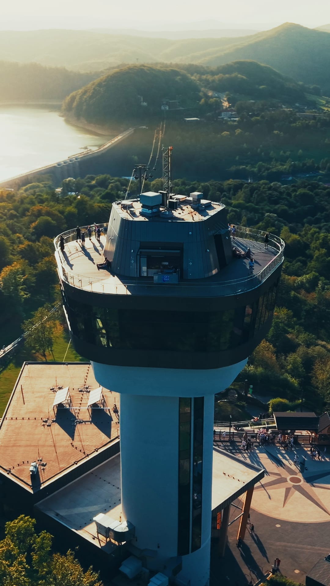 Kolejka linowa nad Soliną o zachodzie słońca
