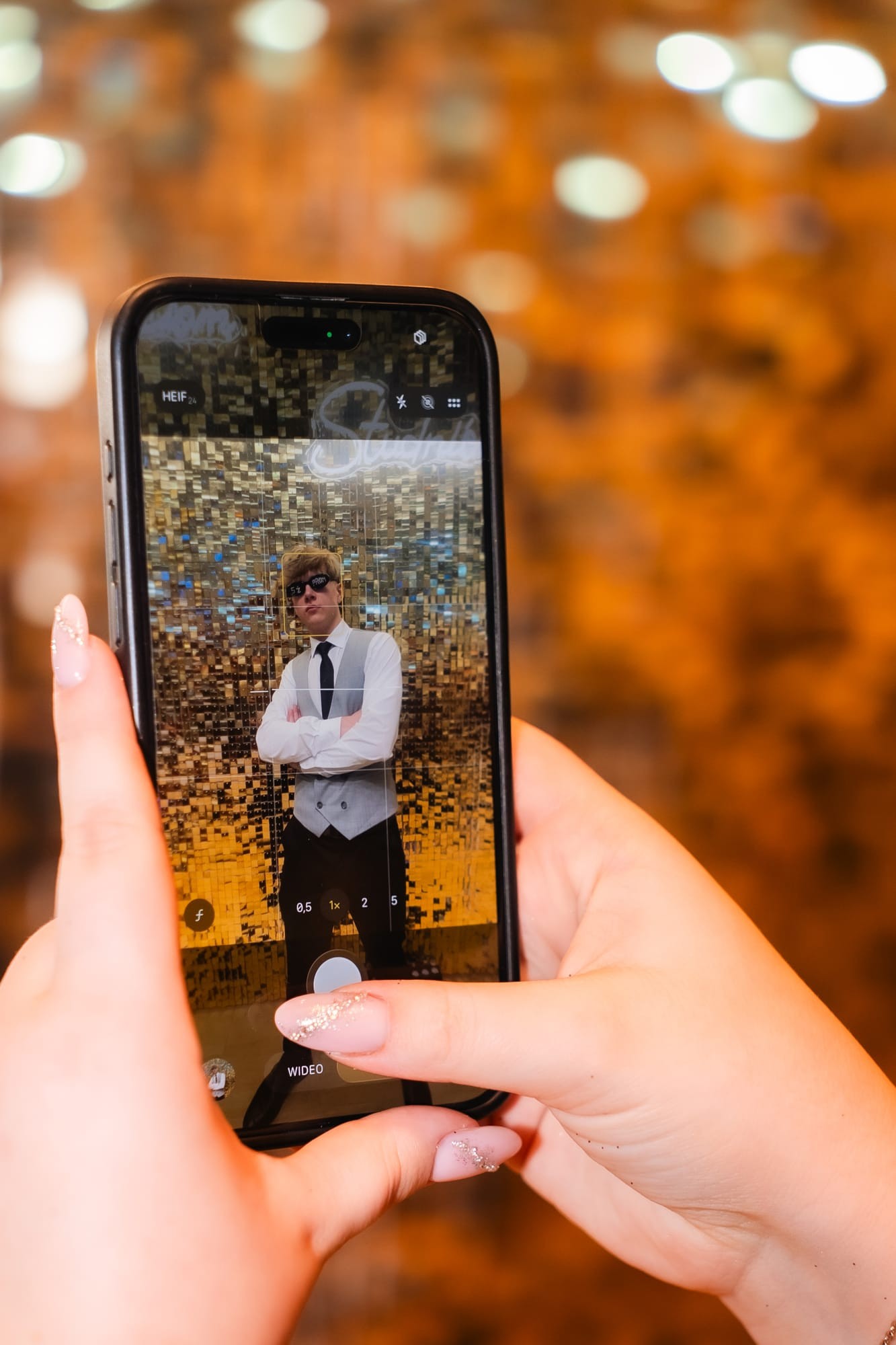 Telefon fotografujący wydarzenie