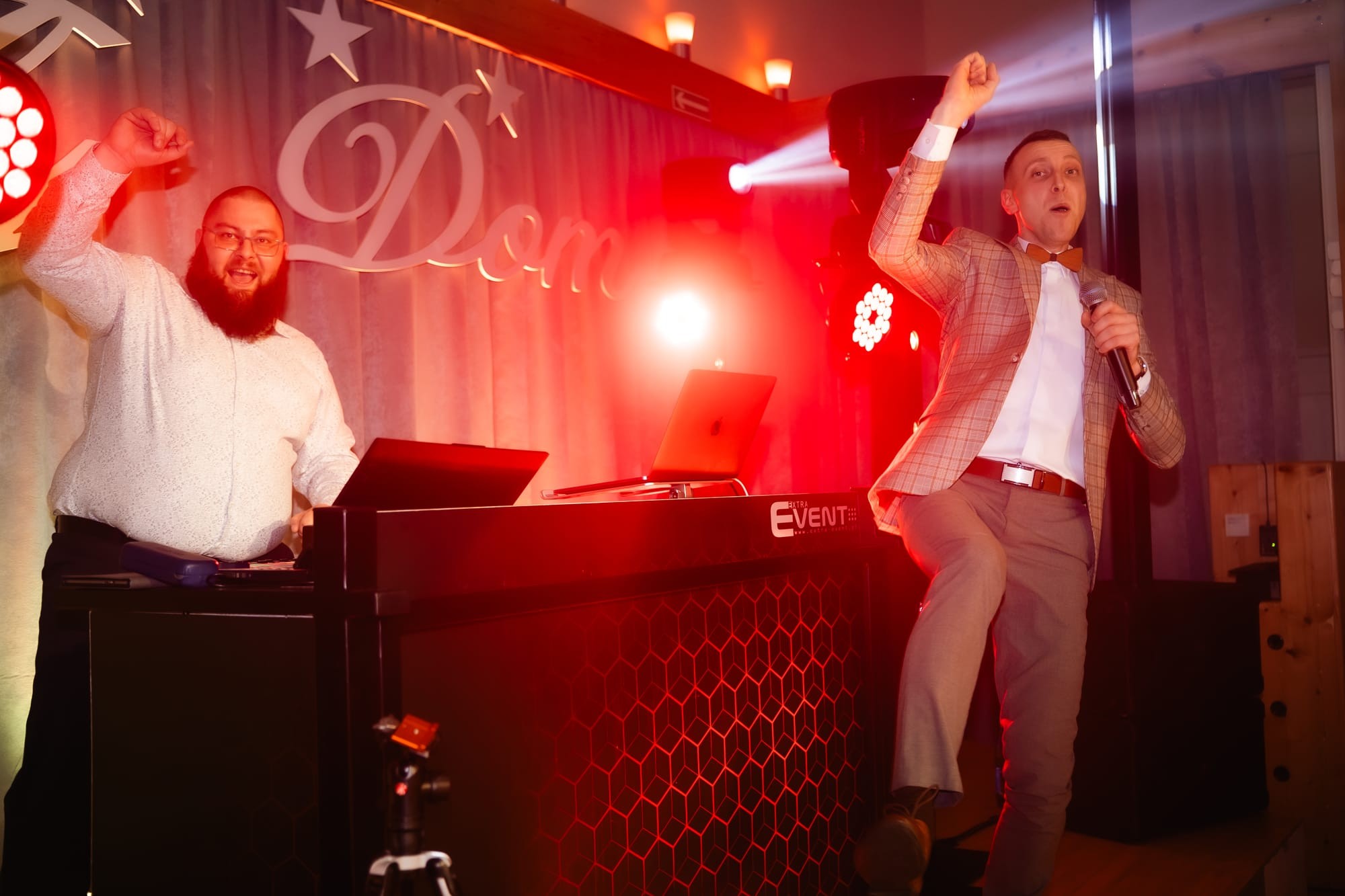 DJ za konsoletą