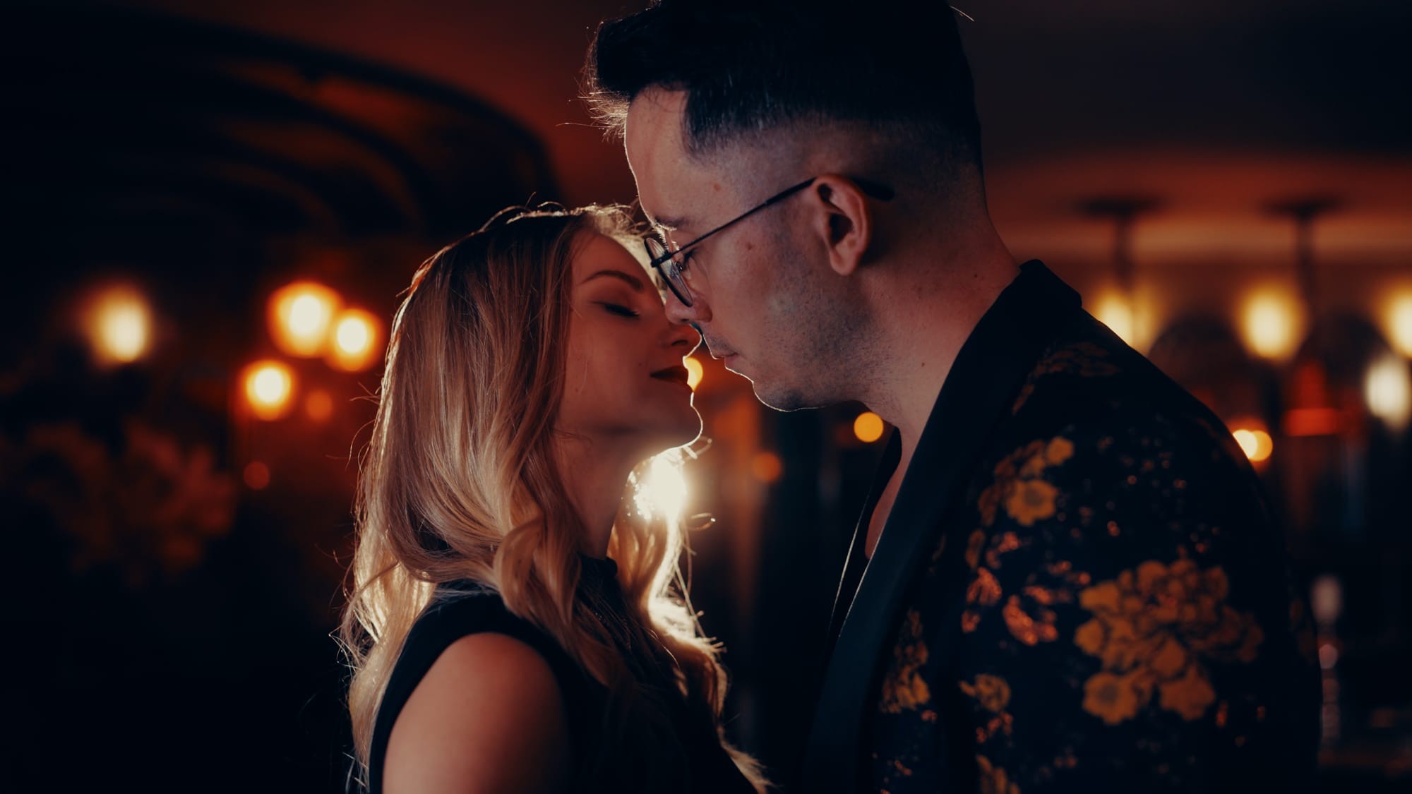 Para w zbliżeniu przy ciepłym świetle