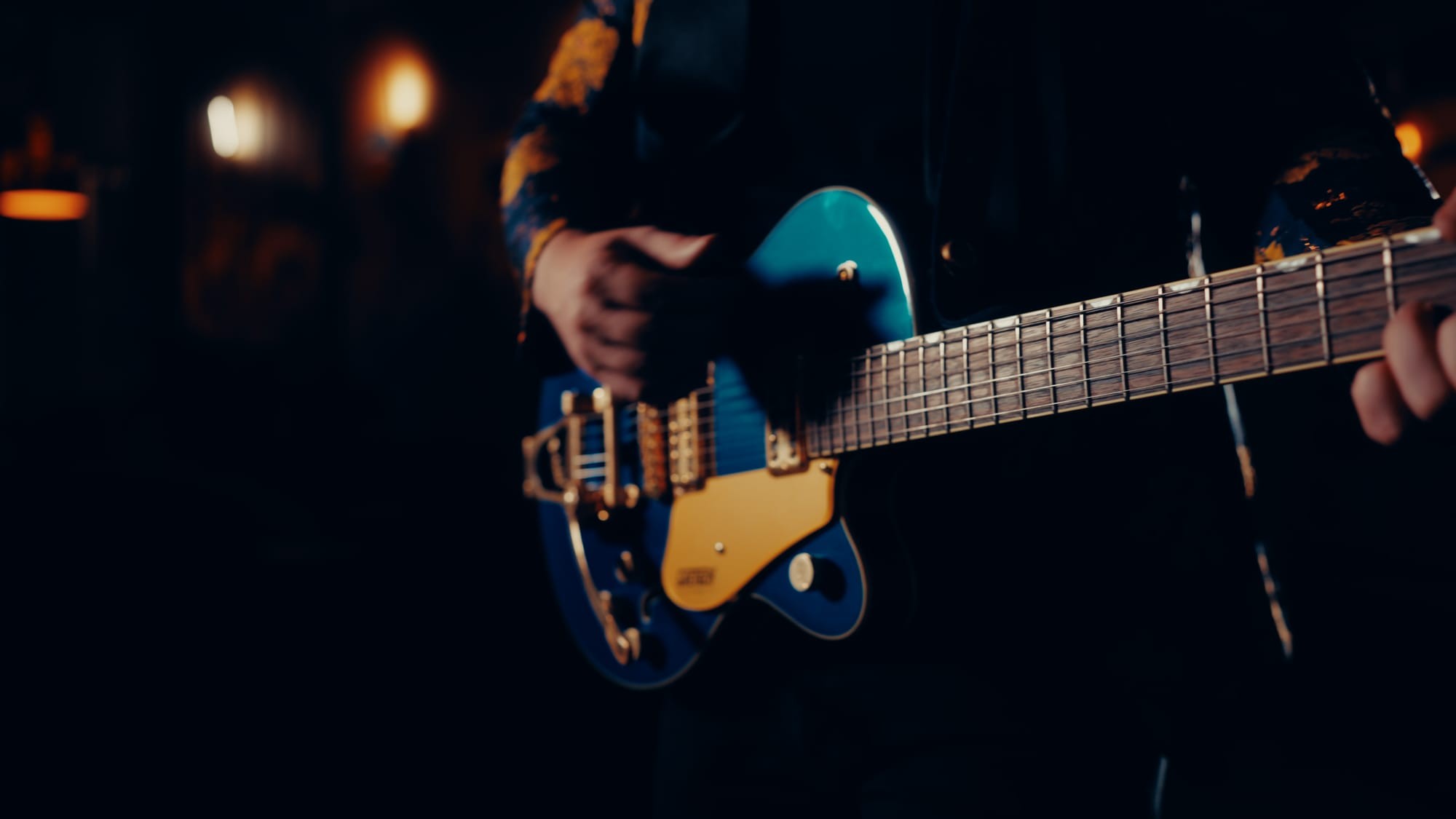 Gitara basowa w zbliżeniu
